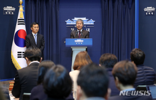 【서울=뉴시스】박진희 기자 = 김수현(오른쪽) 신임 대통령비서실 정책실장과 김연명 사회수석이 11일 오후 청와대 춘추관에서 기자간담회를 하고 있다. 2018.11.11. pak7130@newsis.com