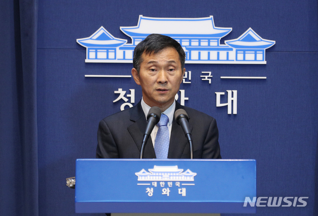 【서울=뉴시스】박진희 기자 = 김연명 대통령비서실 사회수석이 지난해 11월 춘추관에서 기자간담회를 하고 있다. 2018.11.11. pak7130@newsis.com