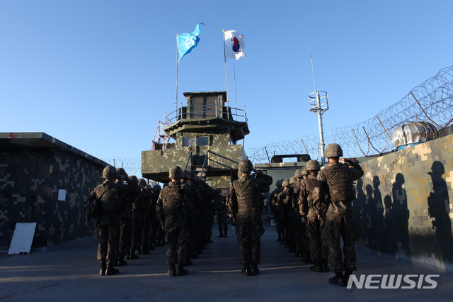 【서울=뉴시스】고승민 기자 = 국방부는 지난해 11월11일 남북 군사당국이 '9.19 군사분야 합의서'에 따라 비무장지대 내 시범 GP 철수를 진행하고 있다고 밝혔다. 이를 위해 당국은 지난 10일 남북의 상호 시범 철수 GP 11개소의 모든 화기·장비·병력 등에 대한 철수를 완료했다.11일부터 이달 말까지는 상호 보존하기로 합의한 GP 1개소를 제외하고 나머지 GP 10개소의 모든 시설물을 완전 파괴하기 위한 조치를 진행해 나갈 예정이다. 이후 투명성과 신뢰성을 보장하기 위해 상호 검증 절차도 진행할 계획이다. 2018.11.11. (사진=국방부 제공)photo@newsis.com