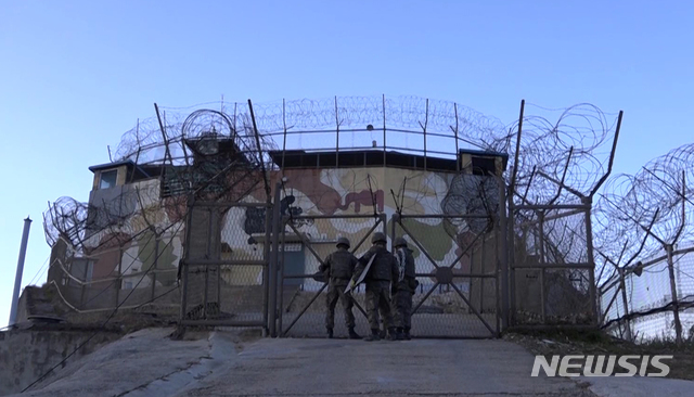 【서울=뉴시스】고승민 기자 =&nbsp; 국방부는 11일 남북 군사당국이 '9.19 군사분야 합의서'에 따라 비무장지대 내 시범 GP 철수를 진행하고 있다고 밝혔다. 이를 위해 당국은 지난 10일 남북의 상호 시범 철수 GP 11개소의 모든 화기·장비·병력 등에 대한 철수를 완료했다.11일부터 이달 말까지는 상호 보존하기로 합의한 GP 1개소를 제외하고 나머지 GP 10개소의 모든 시설물을 완전 파괴하기 위한 조치를 진행해 나갈 예정이다. 이후 투명성과 신뢰성을 보장하기 위해 상호 검증 절차도 진행할 계획이다. 2018.11.11. (사진=국방부 제공)photo@newsis.com