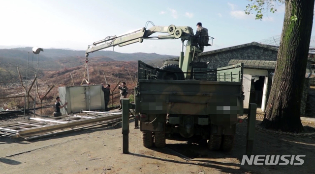 【서울=뉴시스】고승민 기자 =&nbsp; 국방부는 11일 남북 군사당국이 '9.19 군사분야 합의서'에 따라 비무장지대 내 시범 GP 철수를 진행하고 있다고 밝혔다. 이를 위해 당국은 지난 10일 남북의 상호 시범 철수 GP 11개소의 모든 화기·장비·병력 등에 대한 철수를 완료했다.11일부터 이달 말까지는 상호 보존하기로 합의한 GP 1개소를 제외하고 나머지 GP 10개소의 모든 시설물을 완전 파괴하기 위한 조치를 진행해 나갈 예정이다. 이후 투명성과 신뢰성을 보장하기 위해 상호 검증 절차도 진행할 계획이다. 2018.11.11. (사진=국방부 제공)photo@newsis.com