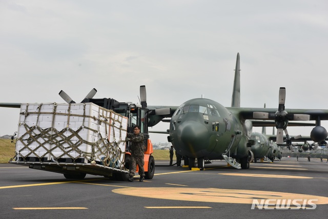 【서울=뉴시스】고승민 기자 = 11일 제주공항에서 장병들이 제주산 감귤을 공군 C-130 수송기에 싣고 있다. 2018.11.11.(사진=국방부 제공) photo@newsis.com