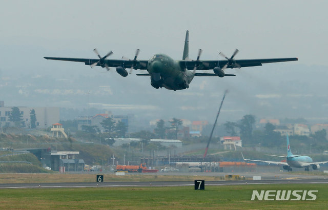 [제주=뉴시스]우장호 기자 = 지난 2018년 11월11일 오후 제주국제공항에서 제주산 감귤을 실은 군 수송기(공군 C-130)가 평양 순안공항을 향해 이륙하고 있다. 이날 평양으로 보내는 귤은 그해 9월 평양정상회담 때 북측이 송이버섯 2t을 선물한 데 대한 감사의 표시로 남측이 답례하는 것이다. (사진=뉴시스DB) woo1223@newsis.com
