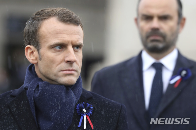 【파리=AP/뉴시스】 에마뉘엘 마크롱 프랑스 대통령이 18개월 재임 기간 중 가장 큰 난관에 봉착했다고 16일(현지시간) 블룸버그가 보도했다. 사진은 11일(현지시간) 프랑스 파리에서 열린 1차세계대전 종전식에 참가한 마크롱 대통령. 2018.11.16.