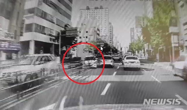 【부산=뉴시스】 하경민 기자 = 부산경찰청 광역수사대는 12일 페이스북 메신저 등 SNS를 통해 속칭 '마네킹'으로 불리는 동승자를 모집해 고의 교통사고를 내고 11억대 보험금을 챙긴 보험사기 모집총책 A(23)씨 등 18명을 보험사기방지특별법 위반 등의 혐의로 구속하고, 모집책 B(23)씨 등 287명을 불구속 입건했다고 밝혔다. 2018.11.12. (사진=부산경찰청 제공)yulnetphoto@newsis.com