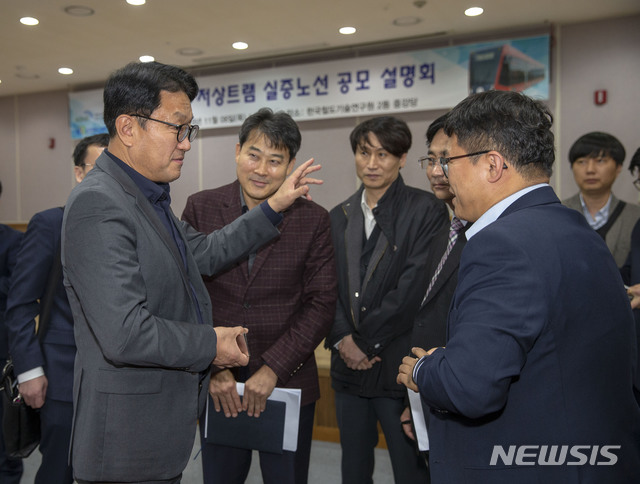 【성남=뉴시스】 이준구 기자 =이재철 성남시부시장(사진 왼쪽)이 지난 8일의왕시 한국철도기술연구원에서 열린 트램노선 공모사업설명회에서 관계자들과 대화를 나누고 있다.(사진제공=성남시)