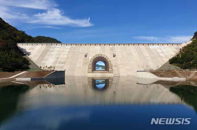 【화천=뉴시스】한윤식 기자 = 12일 강원 화천 평화의 댐 3단계 보강공사(치수능력 증대사업)가 6년간의 공사를 거쳐 새롭게 단장됐다. 2018.11.12.ysh@newsis.com