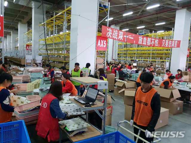 【서울=뉴시스】상하이 상양루 이랜드 이커머스 창고. 