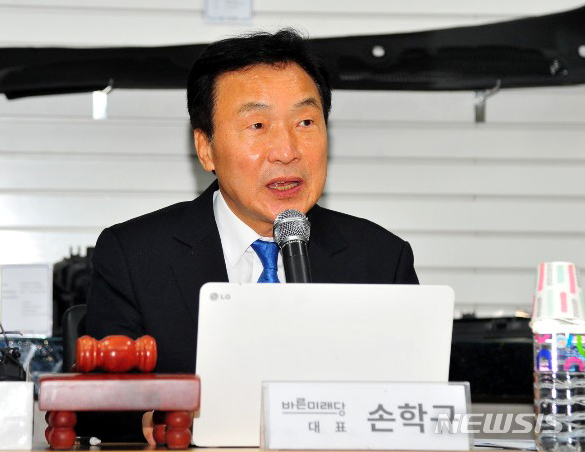 【울산=뉴시스】박일호 기자 = 12일 오전 울산시 북구 매곡동 (주)한국몰드에서 바른미래당 현장최고위원회의가 열린 가운데 손학규 당대표가 인사말을 하고 있다. 2018.11.12. piho@newsis.com