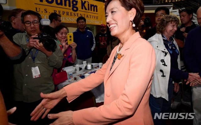 【로스앤젤레스=뉴시스】 미국 중간선거가 치러진 6일 밤(현지시간) 연방하원 캘리포니아주 39지구에서 당선이 유력한 것으로 전해졌던 영 김 후보(공화)의 당선 여부가 선거가 끝난지 닷새가 지난 11일까지도 알 수 없는 상황이 지속되고 있다. 2400여표 차이로 박빙의 우세를 보이고 있는 가운데 우편투표 둥 미개표분이 아직 2만~3만표 가량 남아 있기 때문이다. <사진출처=폭스뉴스 캡처> 2018.11.11 