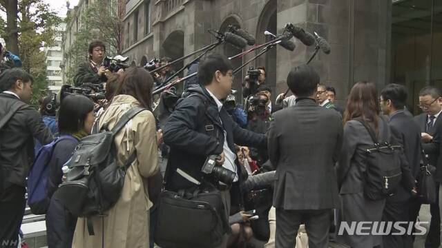 【도쿄=뉴시스】 우리 대법원에서 배상 판결이 난 강제징용 소송의 피해자측 변호인단이 12일 도쿄 신일철주금(옛 신일본제철) 본사를 방문해 배상 판결에 응하라는 내용의 요청서를 전달하려고 했지만 이뤄지지 않은 뒤 취재진에 관련 설명을 하고 있다(NHK 화면 캡처)&nbsp; 2018.11.12. 