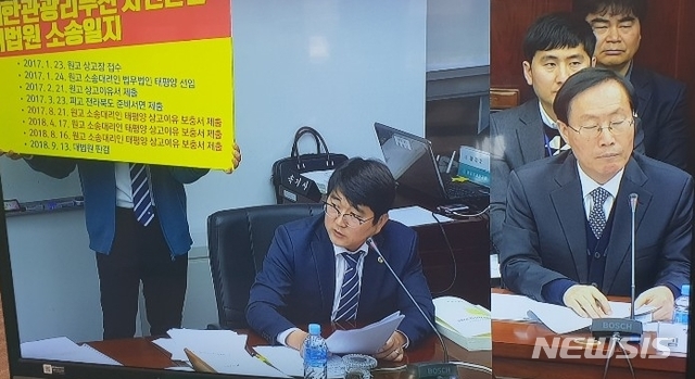 【전주=뉴시스】김민수 기자 = 전북도의회 두세훈 의원(전북 완주2, 사진 왼쪽)은 12일 열린 제358회 정례회에서 김송일 행정부지사(오른쪽)를 상대로 질의를 하고 있다. 사진은 행정사무감사 장면. photo@newsis.com