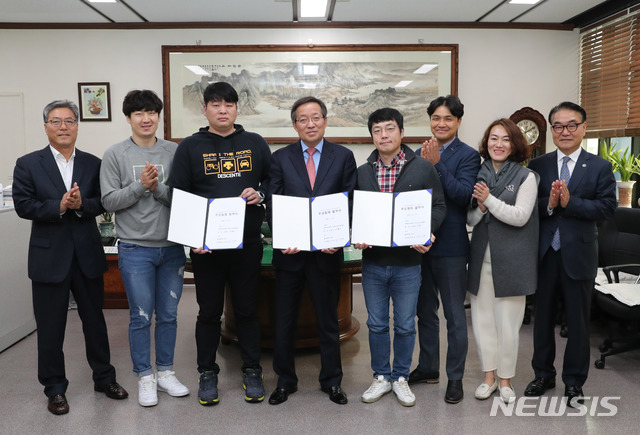 【울산=뉴시스】안정섭 기자 = 12일 오전 이차호 남구 부구청장(왼쪽 네번째)이 대현동 대현더샵 1·2단지 아파트 입주자 대표들과 국공립 어린이집 설치를 위한 무상임대 협약을 체결하고 있다. 2018.11.12. (사진=울산 남구 제공) photo@newsis.com