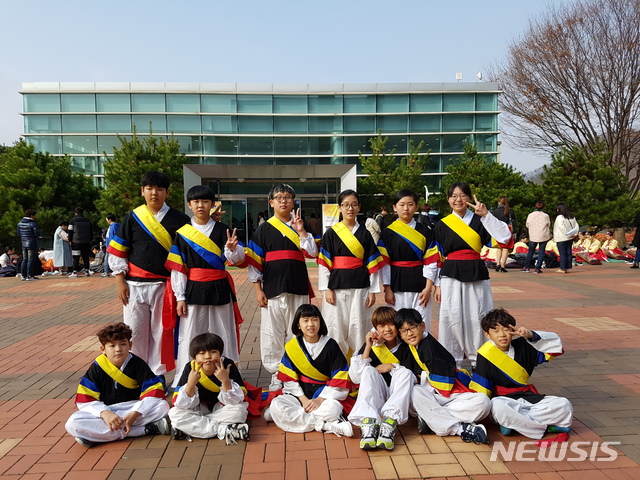 【청주=뉴시스】인진연 기자 = 충북 청주시 대길초등학교 국악동아리인 '잿골육남매 신나는 국악동아리'가 국악경연대회에서 잇따라 수상해 눈길을 끈다. 사진은 21회 전국청소년민속경연대회 참가 모습. 2018.11.12 (사진=대길초 제공) photo@newsis.com