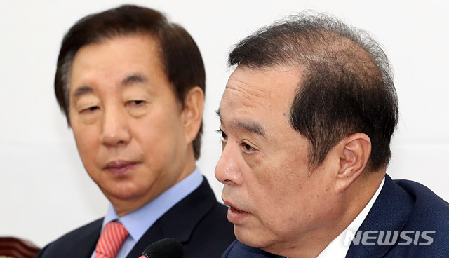 【서울=뉴시스】이종철 기자 = 전원책 변호사를 당 조직강화특별위원에서 경질하면서 내홍에 휩싸인 김병준 비대위원장이 12일 서울 여의도 국회에서 열린 자유한국당 비상대책위원회 회의에서 모두발언을 하고 있다. 2018.11.12.&nbsp;&nbsp; jc4321@newsis.com 