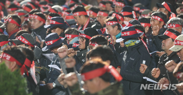 【서울=뉴시스】추상철 기자 = 한국노총 건설산업 노동조합이 12일 오전 서울 영등포구 여의도 한국노동조합총연맹 앞에서 집회를 열고 '연합노련 규탄 및 건고법 개정안'을 촉구하고 있다. 2018.11.12. scchoo@newsis.com