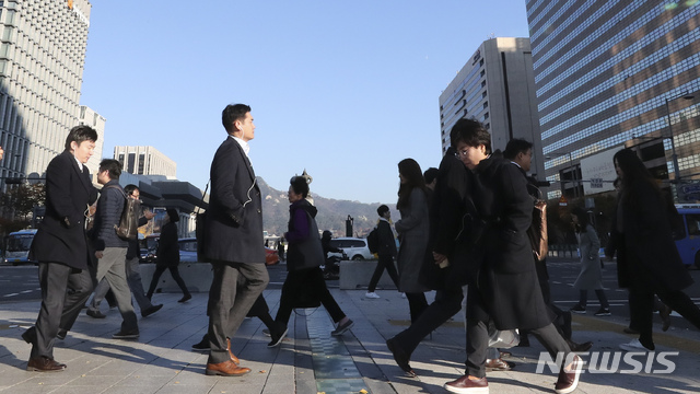 【서울=뉴시스】최진석 기자 = 서울지역 미세먼지 농도가 보통 수준을 보이고 있는 12일 오전 서울 도심에서 시민들이 출근길 발걸음을 재촉하고 있다. 2018.11.12. myjs@newsis.com