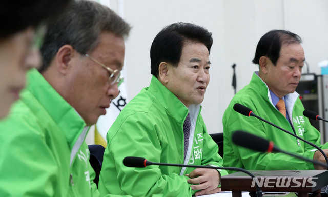 【서울=뉴시스】홍효식 기자 = 민주평화당 정동영 대표가 12일 오전 서울 여의도 국회에서 열린 제21차 최고위원회의에 참석해 모두발언을 하고 있다. 왼쪽부터 유성엽 최고위원, 정동영 대표, 장병완 원내대표. 2018.11.12. yesphoto@newsis.com