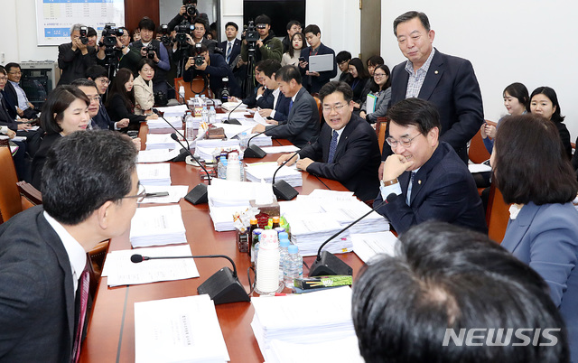 【서울=뉴시스】이종철 기자 = 12일 서울 여의도 국회에서 열린 교육위원회 제2차 법안심사소위원회가 민주당 박용진 의원의 참석과 기자들의 큰 관심속에 열린 가운데 이찬열 위원장이 찾아와 이야기를 나누고 있다. 2018.11.12.jc4321@newsis.com