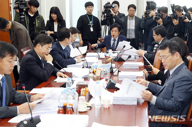 【서울=뉴시스】이종철 기자 = 12일 서울 여의도 국회에서 열린 교육위원회 제2차 법안심사소위원회에서 조승래 소위원장이 회의를 주재하고 있다. 2018.11.12.jc4321@newsis.com