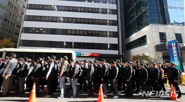 【서울=뉴시스】추상철 기자 = 전국금융산업노동조합이 12일 오전 서울 영등포구 여의도 더불어민주당사 앞에서 카드수수료 인하 반대 천막농성에 앞서 집회를 하고 있다. 2018.11.12. scchoo@newsis.com