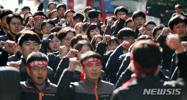 【서울=뉴시스】추상철 기자 = 전국금융산업노동조합이 12일 오전 서울 영등포구 여의도 더불어민주당사 앞에서 카드수수료 인하 반대 천막농성에 앞서 집회를 하고 있다. 2018.11.12. scchoo@newsis.com