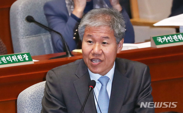 【서울=뉴시스】홍효식 기자 = 김수현 청와대 정책실장이 12일 오전 서울 여의도 국회에서 열린 예산결산특별위원회 전체회의에 출석해 인사말을 하고 있다, 2018.11.12. yesphoto@newsis.com