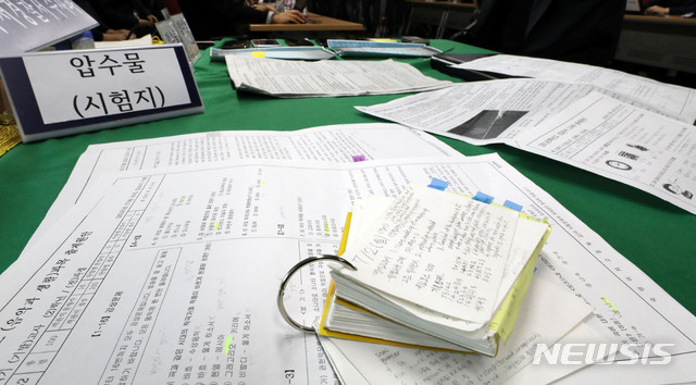 【서울=뉴시스】박주성 기자 = 12일 오전 서울 강남구 서울수서경찰서에서 열린 숙명여고 문제유출 사건 수사결과 발표에서 전 교무부장 A씨와 두 딸들에게서 압수한 압수물들이 놓여져 있다. 서울 수서경찰서는 숙명여고 시험문제 유출 의혹 당사자인 전 교무부장 A씨와 쌍둥이 자매를 업무방해 혐의로 각각 구속·불구속 기소 의견으로 검찰에 송치했다고 밝혔다. 2018.11.12. park7691@newsis.com