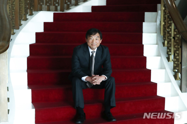 【서울=뉴시스】조수정 기자 = 김성규 세종문화회관 신임 사장이 6일 서울 종로구 세종문화회관에서 뉴시스와 인터뷰에 앞서 포즈를 취하고 있다. 2018.11.13. chocrystal@newsis.com