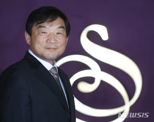 【서울=뉴시스】조수정 기자 = 김성규 세종문화회관 신임 사장이 6일 서울 종로구 세종문화회관에서 뉴시스와 인터뷰에 앞서 포즈를 취하고 있다. 2018.11.13. chocrystal@newsis.com