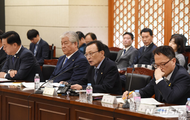 【울산=뉴시스】배병수 기자 = 더불어민주당-울산시 예산정책협의회가 12일 오전 울산시청 7층 상황실에서 열리고 있는 가운데 이해찬(사진 오른쪽 두번째) 더불어민주당 당 대표가 인사말을 하고 있다. 2018.11.12.&nbsp; bbs@newsis.com.
