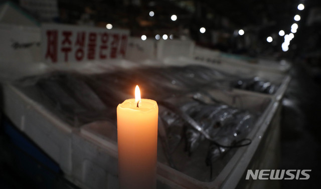 【서울=뉴시스】추상철 기자 = 구 노량진수산시장에 대한 단전 단수 조치가 시행된지 일주일이 지난 12일 오전 서울 영등포구 구 노량진수산시장에는 발전기를 이용한 전기와 촛불로 시장을 밝히고 있다. 2018.11.12. scchoo@newsis.com