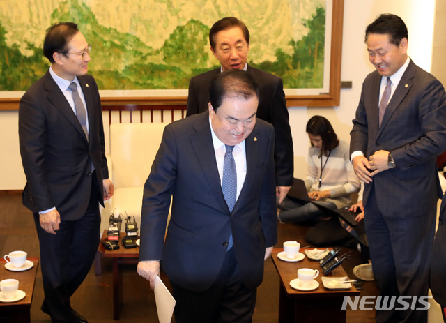 【서울=뉴시스】박영태 기자 = 12일 오전 서울 영등포구 여의도 국회에서 열린 국회의장 주재 여야 원내대표 회동에서 공개회담을 끝낸 문희상 국회의장과 홍영표 더불어민주당, 김성태 자유한국당, 김관영 바른미래당 원내대표 등 원내대표단이 비공개 장소로 이동하고 있다. 2018.11.12.since1999@newsis.com