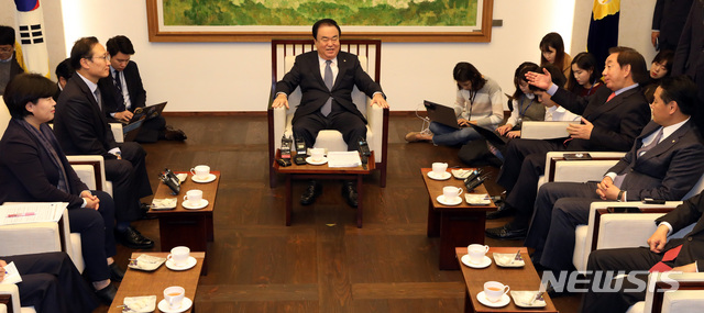 【서울=뉴시스】박영태 기자 = 12일 오전 서울 영등포구 여의도 국회에서 열린 국회의장 주재 여야 원내대표 회동에서 김성태 원내대표가 발언하고 있다. 2018.11.12.since1999@newsis.com