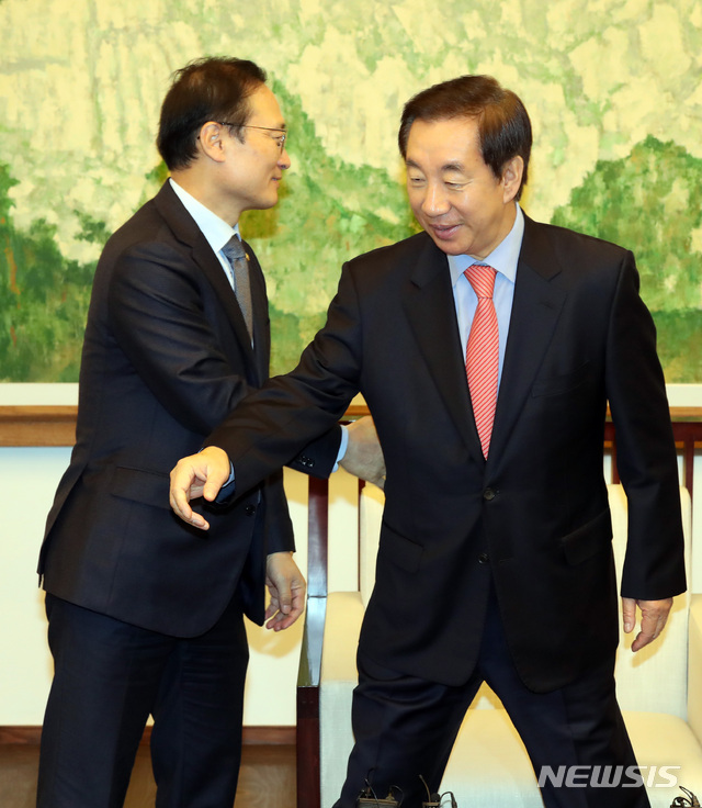 【서울=뉴시스】박영태 기자 = 12일 오전 서울 영등포구 여의도 국회에서 열린 국회의장 주재 여야 원내대표 회동에서 홍영표 더불어민주당 원내대표와 김성태 자유한국당 원내대표가 인사를 나누고 있다. 2018.11.12.since1999@newsis.com