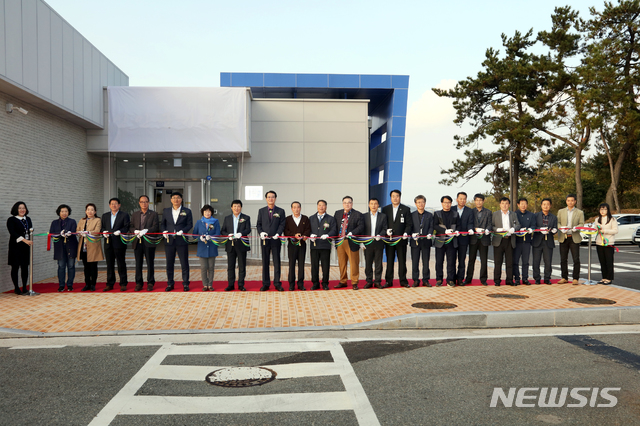 【신안=뉴시스】박상수 기자 = 전남 신안군이 지난 9일 박우량 군수 등이 참석한 가운데 청사 후문 주차장 인근에 마련한 '신안군 기록관' 개관식을 갖고 있다. 2018.11.12. (사진=신안군 제공) photo@newsis.com