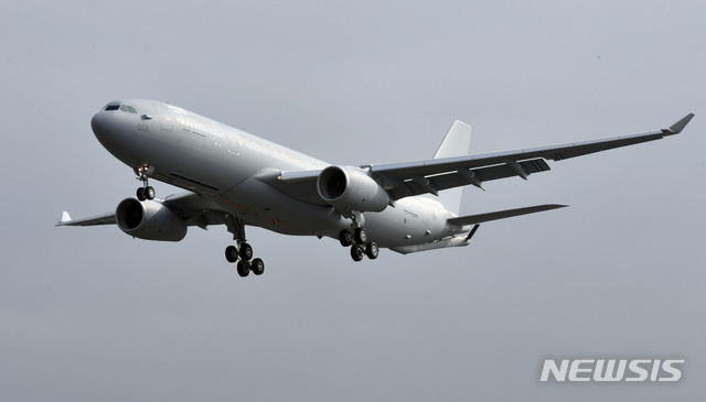 【부산=뉴시스】 하경민 기자 = 공군이 사상 처음으로 도입하는 공중급유기가 12일 부산 강서구 김해공항 활주로에 착륙하고 있다. 이번에 도입하는 에어버스D&S사의 'A330 MRTT' 기종은 에어버스 A330-200 여객기 기체를 개량해 만든 다목적 공중급유기이다. 이 기종은 길이 58.8m, 폭 5.6m로 적재 연료량은 111t에 달하며, F-15K 전투기의 연료가 절반 남았을 때 22대에 연료 공급이 가능한 것으로 알려졌다. 또 공중급유기는 미사일 회피 능력과 300명의 병력, 45t의 화물을 수송할 수 있는 능력을 갖추고 있다. 2018.11.12. yulnetphoto@newsis.com