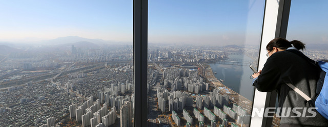 【서울=뉴시스】박주성 기자 = 서울의 미세먼지 농도가 보통을 보이고 있는 가운데 12일 오후 서울 송파구 서울스카이에서 바라본 서울 하늘에 미세먼지 띠가 보이고 있다. 2018.11.12. park7691@newsis.com