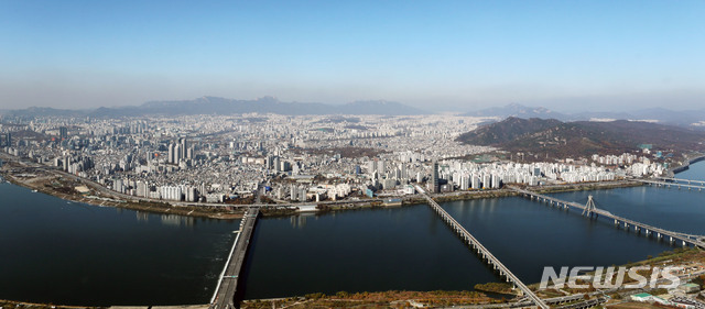 【서울=뉴시스】박주성 기자 = 서울의 미세먼지 농도가 보통을 보이고 있는 가운데 12일 오후 서울 송파구 서울스카이에서 바라본 서울 하늘에 미세먼지 띠가 보이고 있다.  2018.11.12.  park7691@newsis.com