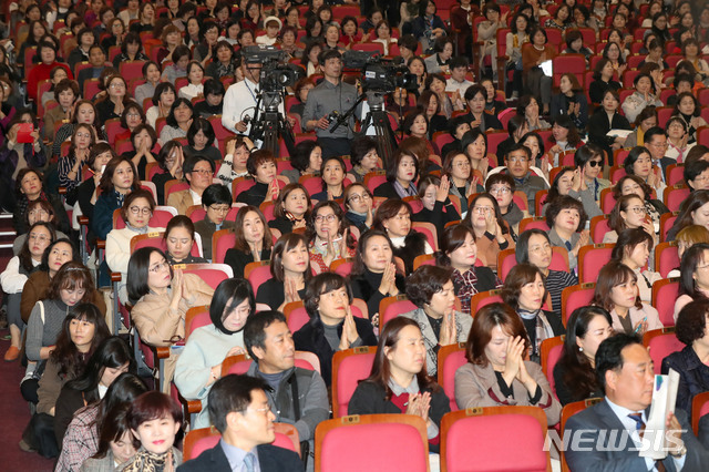 【서울=뉴시스】홍효식 기자 = 12일 오후 서울 여의도 국회 의원회관 대회의실에서 전국공공형어린이집연합회 주관으로 열린 법적지위보장과 보육공공성실현을 위한 정책토론회에서 참석자들이 박수를 보내고 있다. 2018.11.12. yesphoto@newsis.com