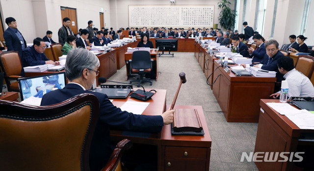 【서울=뉴시스】홍효식 기자 = 12일 오후 서울 여의도 국회 본청 법제사법위원회 회의실에서 열린 전체회의에서 여상규 위원장이 의사봉을 두드리고 있다. 2018.11.12. yesphoto@newsis.com