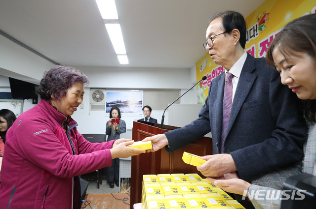 【서울=뉴시스】전진환 기자 = 배움의 기회를 놓친 성인 여성들의 학업을 위해 평생 헌신해 온 이선재 일성여자중고등학교 교장이 전날(10일) 새벽 별세했다. 향년 90세. 발인은 13일 자정이며, 장지는 동화 경모공원이다. 사진은 지난 2018년 수능을 앞둔 만학도 고3 수험생들에게 합격 기원 떡을 전달하는 고인의 모습. 2018.11.12. amin2@newsis.com