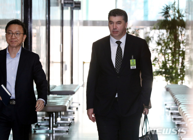 【서울=뉴시스】박영태 기자 = 카허 카젬 한국GM사장이 홍영표 더불어민주당 원내대표와 면담을 위해 12일 오후 서울 영등포구 여의도 국회 더불어민주당 원내대표실로 향하고 있다. 2018.11.12.since1999@newsis.com