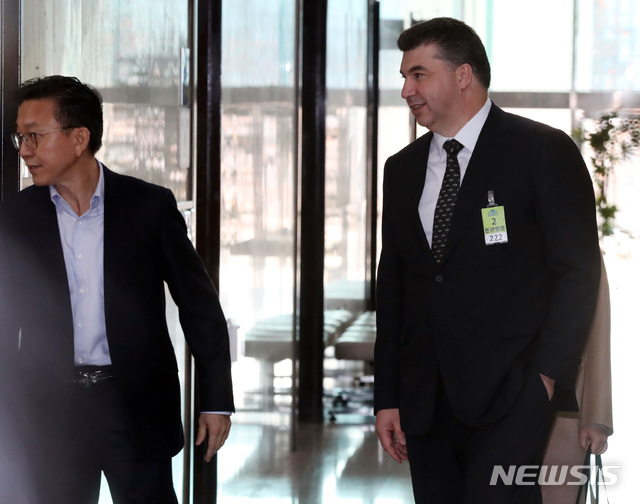 【서울=뉴시스】박영태 기자 = 카허 카젬 한국GM사장이 홍영표 더불어민주당 원내대표와 면담을 위해 12일 오후 서울 영등포구 여의도 국회 더불어민주당 원내대표실로 향하고 있다. 2018.11.12.since1999@newsis.com