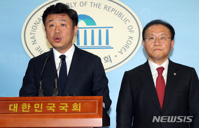 【서울=뉴시스】박영태 기자 = 12일 오후 서울 영등포구 여의도 국회 정론관에서 유의동 바른미래당 원내수석부대표와 윤재옥 자유한국당 원내수석부대표가 여야정 상설협의체의 후속 실무협의에 참여를 보류하겠다는 기자회견을 하고 있다. 2018.11.12.since1999@newsis.com