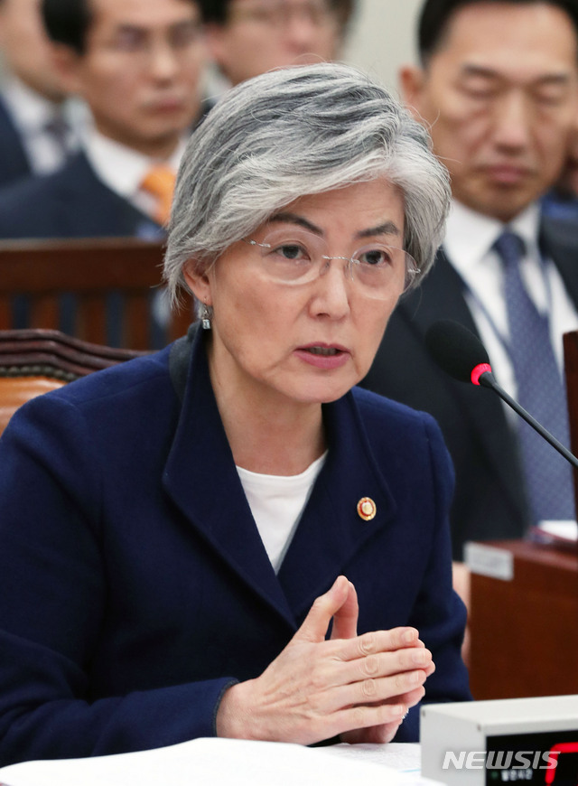 【서울=뉴시스】홍효식 기자 = 서울 여의도 국회 본청 외교통일위원회 회의실에서 열린 전체회의에서 강경화 외교부 장관이 의원들 질의에 답하고 있다. 2019.03.18 yesphoto@newsis.com