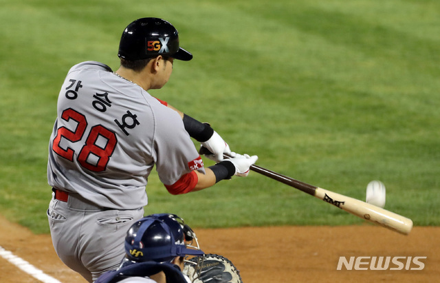 【서울=뉴시스】박영태 기자 = 12일 오후 서울 송파구 잠실야구장에서 열린 2018 프로야구 두산 베어스와 SK 와이번스의 한국시리즈 6차전 경기, SK 4회초 2사 1루 8번 강승호가 2점 홈런을 날리고 있다. 2018.11.12. since1999@newsis.com
