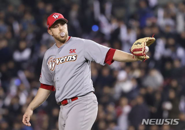 【서울=뉴시스】고승민 기자 = 12일 오후 서울 잠실야구장에서 열린 2018 KBO 한국시리즈 두산 베어스 대 SK와이번스 6차전 경기, 4회말 두산 공격 SK 선발투수 켈리가 풍선껌을 불고 있다. 2018.11.12.kkssmm99@newsis.com