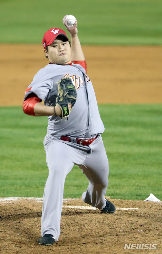 【서울=뉴시스】박영태 기자 = 12일 오후 서울 송파구 잠실야구장에서 열린 2018 프로야구 두산 베어스와 SK 와이번스의 한국시리즈 6차전 경기, 두산 7회말 2사 1루 9번 정진호 타석때 SK 김태훈이 투구하고 있다. 2018.11.12.since1999@newsis.com