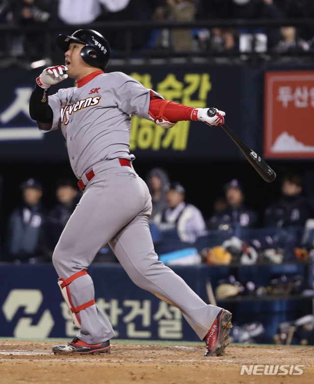 【서울=뉴시스】고승민 기자 = 12일 오후 서울 잠실야구장에서 열린 2018 KBO 한국시리즈 SK와이번스 대 두산 베어스 6차전 경기, 9회초 SK공격 2사 상황 3번타자 최정이 4대 4 동점 솔로홈런을 날리고 있다. 2018.11.12.kkssmm99@newsis.com